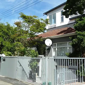https://4-on-highworth-self-catering-apartments.hotels-capetown.com